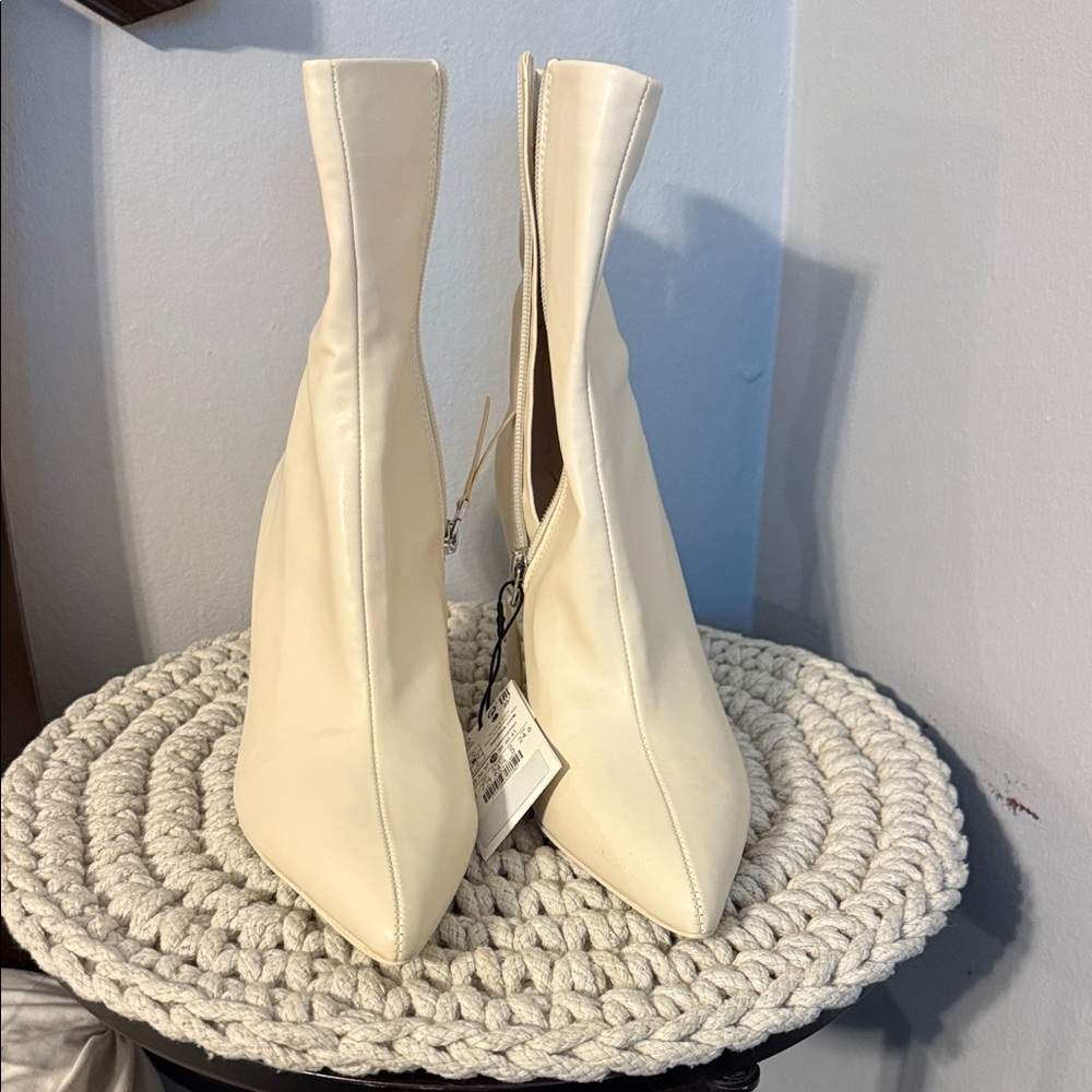 NWT Bershka cream boots